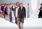 Chanel membawa kemewahan Hollywood ke Paris Fashion Week