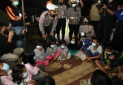 Korlantas Polri bagikan 3.150 paket sembako untuk pengungsi Merapi