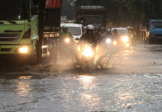 Imbas hujan, sejumlah ruas jalan di Jakarta tergenang pagi ini