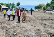 Kunjungi lokasi banjir NTT, Jokowi perintahkan cari korban hilang 