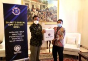 Mahfud MD dan Syarifuddin wakili alumni UII serahkan paket bakti sosial