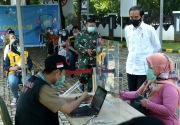 Presiden Jokowi tinjau vaksinasi di Terminal Kampung Rambutan