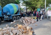 Indogrosir Makassar diblokade lagi, mahasiswa dan warga cor akses masuk dengan semen
