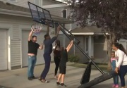 'Berisik' main basket di jalanan, remaja khawatir tetangganya marah tetapi justru dapat kejutan