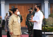 Bau 'amis' politik di balik pertemuan Prabowo-Jokowi di Kaltim, Hasto-Muzani di DPP PDIP