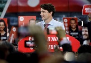 PM Kanada tetap santai meski dilempar kerikil oleh pendemo