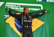 Diwarnai manuver kontroversial, Hamilton juarai GP Brasil dari posisi start 10