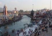 Abaikan Covid-19, puluhan ribu warga India tetap bersuci di Sungai Gangga