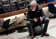 Setelah didepak dari Inggris, Abramovic terlihat sendirian di lounge bandara 