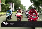 Warga antusias menyaksikan iring-iringan peserta MotoGP 