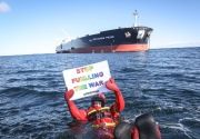Kapal milik Pertamina dicegat aktivis Greenspeace di Denmark