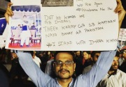 Pendukung Imran Khan berunjuk rasa menentang mosi tidak percaya