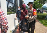 Polisi cekal pemuda pakai seragam SMA, dilarang ikut demo di DPR