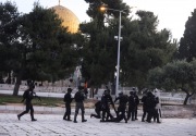 Israel menyerang Al-Aqsa lagi, puluhan orang luka-luka