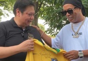 Bertemu Ketum Golkar, Ronaldinho bawa hadiah jersey kuning 