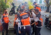 Dishub Makassar angkut kendaraan terparkir liar di sekitar balai kota