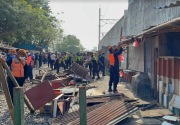 Berdiri di lahan milik KAI, 120 bangunan liar di Jaktim dibongkar
