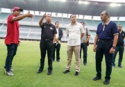 Pemkot Surabaya diminta ganti rumput Stadion Gelora Bung Tomo