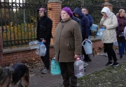 Serangan rudal Rusia menyebabkan warga Ukraina mengantre untuk mendapatkan air