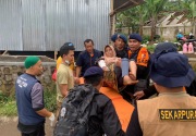 Brimob evakuasi korban gempa Cianjur yang sempat terisolasi