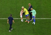 Reaksi Neymar ketika putra bintang Kroasia dihentikan oleh keamanan