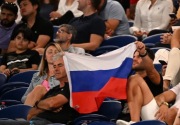 Suporter Ukraina panggil polisi sita bendera Rusia di  tribun penonton Austalia Open
