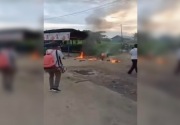 Massa bakar seorang perempuan karena diduga menculik anak di Sorong