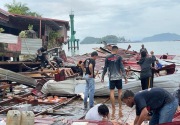 Polisi evakuasi warga korban gempa di Bumi Cendrawasih