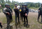 Polisi olah TKP pembakaran pesawat Susi Air di Papua