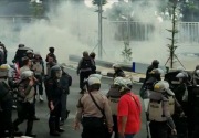 Lagi, polisi tembakkan gas air mata saat pengamanan pertandingan sepak bola