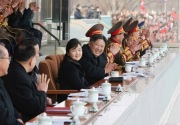 Kim Jong Un bawa putrinya menonton sepak bola di stadion