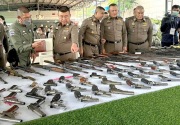 Penjualan online marak, polisi di Rayong musnahkan ribuan pucuk senjata