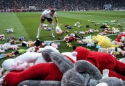 Suporter Beskitas lempar ribuan boneka ke lapangan stadion