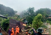 Hujan, tim gabungan tunda evakuasi korban longsor Natuna
