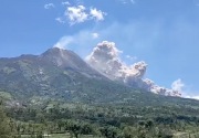 Gunung Merapi semburkan guguran awan panas, warga diimbau menjauhi daerah bahaya