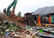 Menko PMK pantau logistik pengungsi bencana tanah longsor Natuna