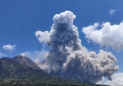 Gunung Merapi lontarkan awan panas guguran hingga 60 kali