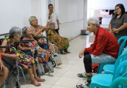 Gubernur Jateng manfaatkan ngabuburit serahkan bantuan sembako ke lansia