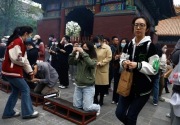 Belasan juta sarjana di China resah jadi pengangguran,  pemuda padati kuil untuk berdoa