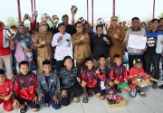Wabup Kukar salurkan bantuan perlengkapan olahraga di Samboja