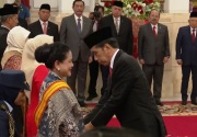 Jokowi serahkan Tanda Kehormatan kepada 18 penerima, termasuk istrinya