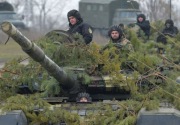 Kurang tentara, Ukraina kirim kakek 71 tahun latihan di NATO