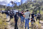 Polisi evakuasi jenazah aktivis perempuan yang ditembak KKB