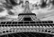 Penderita gangguan kejiwaan serang turis di dekat Menara Eiffel