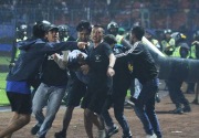 Tumpul sanksi di tengah kerusuhan berulang antarsuporter sepak bola