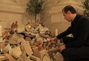 Pesan Natal dari Bethlehem: Simbol bayi Yesus ditempatkan di reruntuhan 