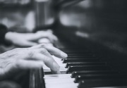 Main alat musik dan bernyanyi bisa jaga kesehatan otak