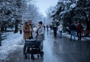 Para ayah di Rumania memilih porsi lebih banyak dalam mengasuh anak