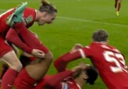 Tsimikas ‘penuh gairah’ merayakan gol Van Dijk di Piala Carabao, fans tercengang