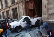 Massa dobrak istana presiden dengan truk peringati satu dekade penculikan dan pembunuhan 43 mahasiswa 